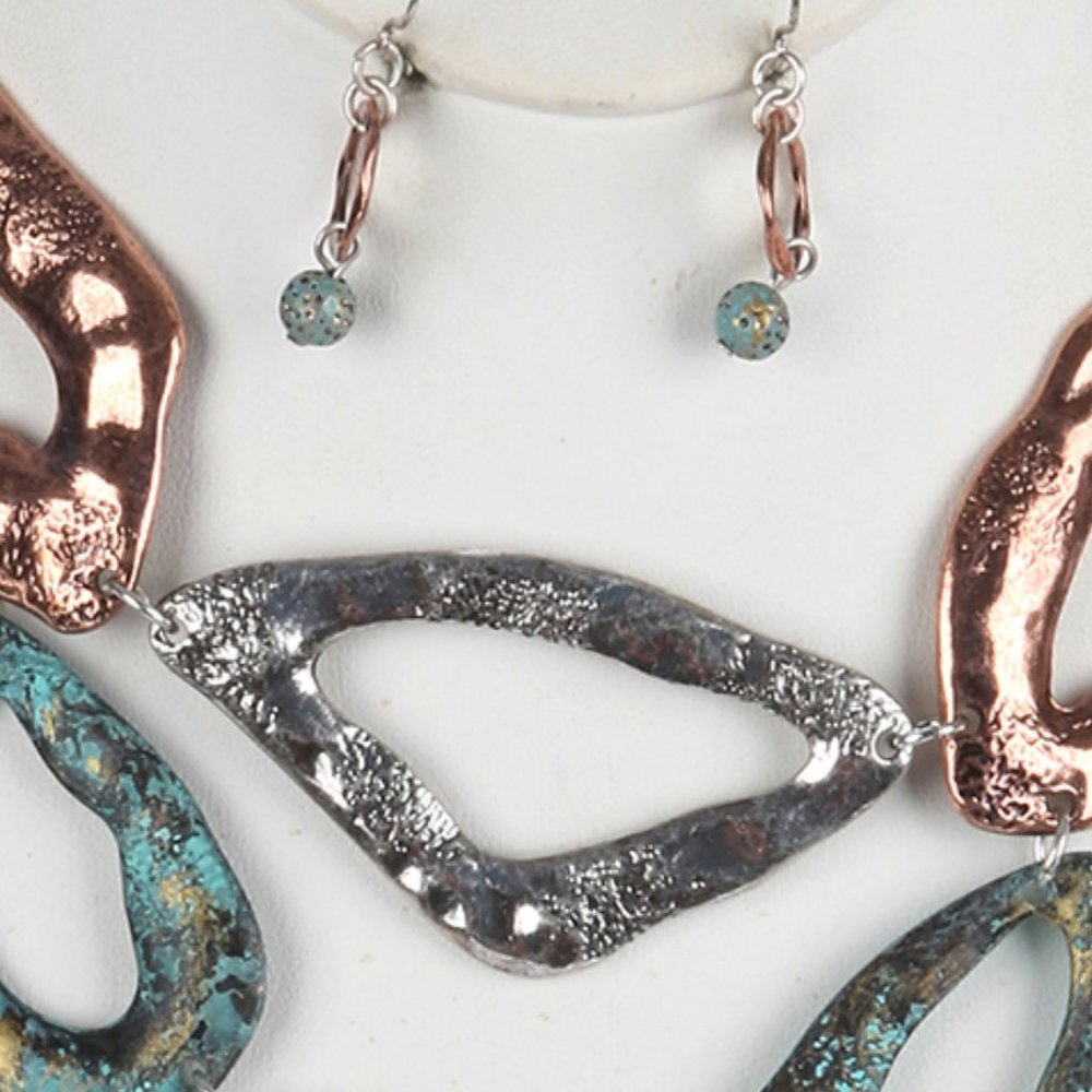 $20 HAMMERED CUTOUT METAL LAYERED NECKLACE SET - Picture 3 of 3